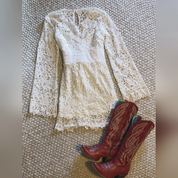 White lace Venus dress - Picture 8 of 10